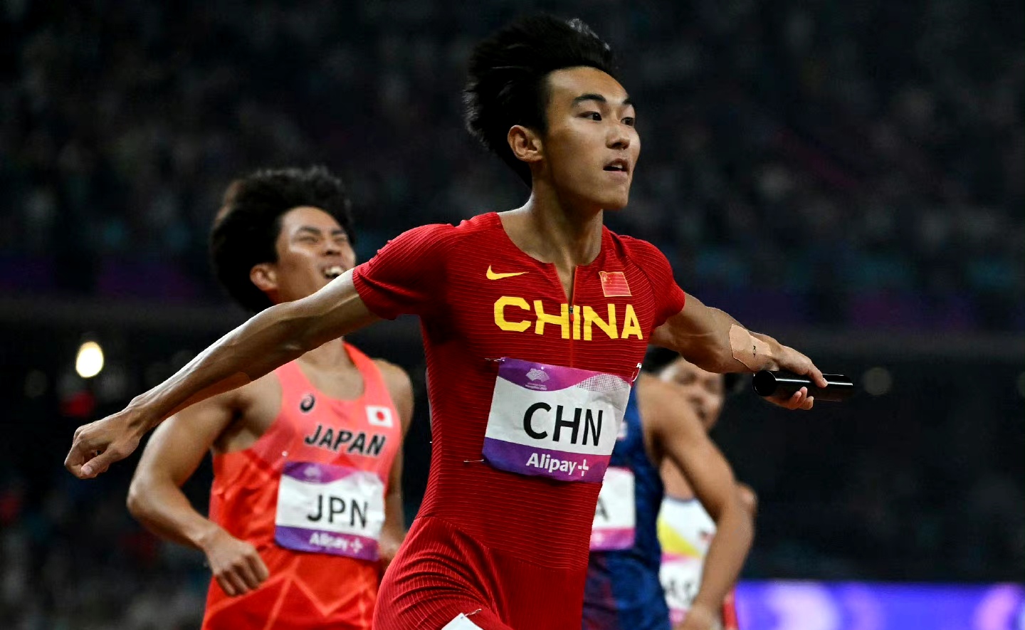 精英球员斗智斗勇，超越自我争先恐后(防守反击和高位压迫)